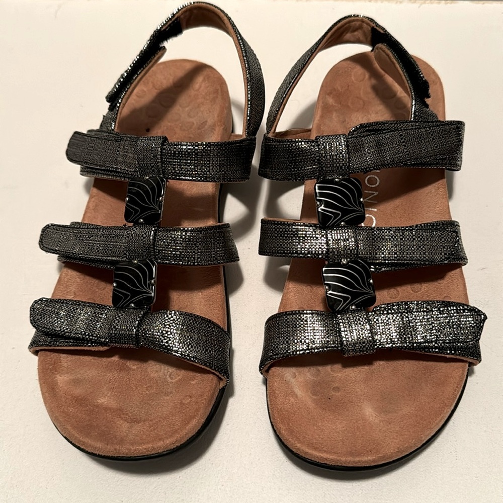 Vionic Amber, silver & black multistrap sandal. Women’s size 7